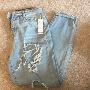 Urban outfitters, jeans mom high-rise, great condition never worn still tagged.